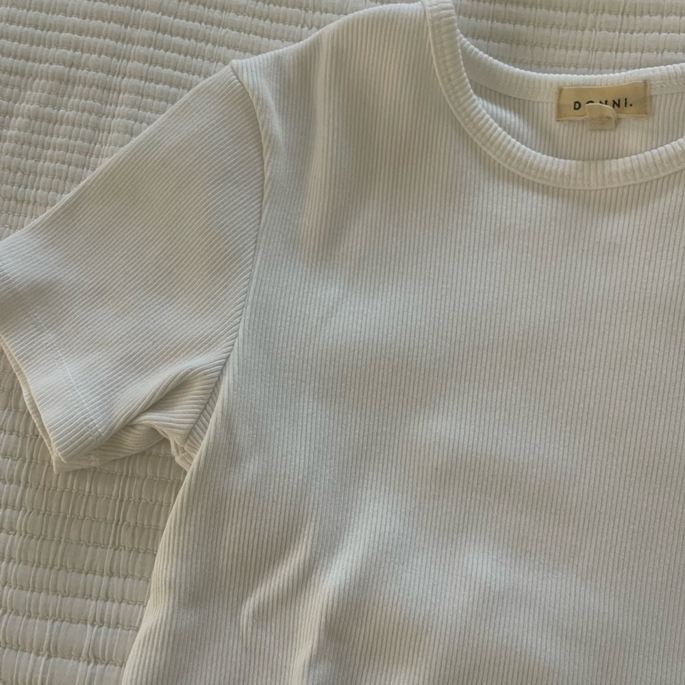 DONNI. White Ribbed Short Sleeve Tee - Picture 3 of 3